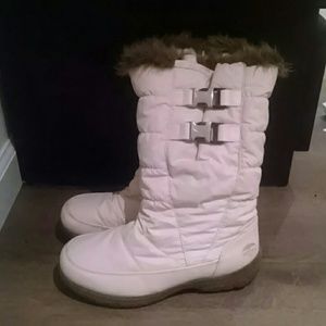 Snow boots